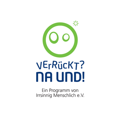 Verrückt Na und Logo. Die Buchstaben des Wortes "Verrückt" sind verrückt geschrieben. Darüber ist ein grüner Kreis abgebildet. In dem Kreis sind zwei ovale Formen.