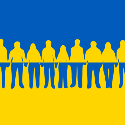 Eine Menschenkette in den Farben der ukrainischen Flagge.