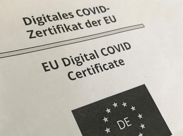 Das digitale COVID-Zertifikat der EU, das allen Geimpften nach dem Impftermin mitgegeben wird.