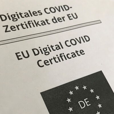 Das digitale COVID-Zertifikat der EU, das allen Geimpften nach dem Impftermin mitgegeben wird.