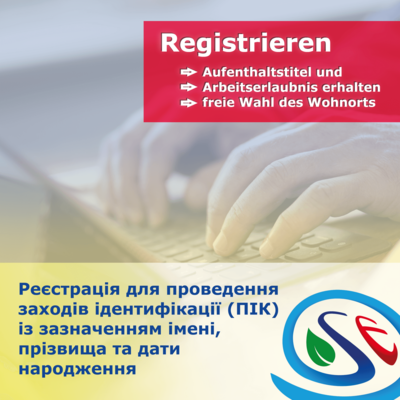 Ein Aufruf zum Registrieren für Ukrainer*innen mit Händen auf einer Tastatur im Bildhintergrund.