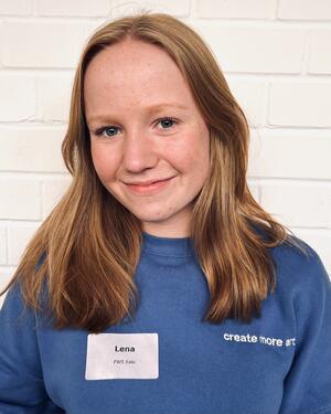 Die Stellvertreterin der Jugendkreistagsprsidentin Lena Corral steht in einem blauen Pullover vor einer Wand und lchelt.