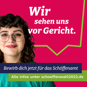 Eine junge Frau mit Brille lächelt vor einem pinken Hintergrund.