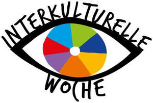 Abgebildet ist das Logo für die interkulturelle Woche. Zu sehen ist ein Auge mit einer bunten Iris und die Bezeichnung "interkulturelle Woche".