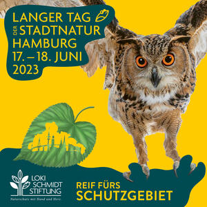 Abgebildet ist ein Plakat mit der gelben Aufschrift auf grünem Hintergrund "reif fürs Schutzgebiet" "langer Tag der Stadtnatur Hamburg 17.-18. Juni 2023". Die Hintergrundfarbe ist gelb. Ein Uhu fliegt. Außerdem sieht man ein gezeichnetes grünes Blatt mit Häusern.