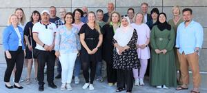 Rund 20 Personen stehen vor dem Haupteingang des Verwaltungsgebudes in der Rosenstrae in Bad Segeberg. 
