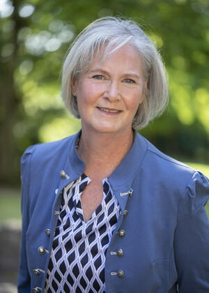 Ein Portrait der Kreis-Gleichstellungsbeauftragten Dagmar Höppner im Landratspark. Sie trägt ein blaues Sakko.
