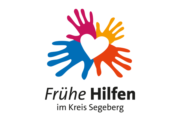 Logo der Frühen Hilfen im Kreis Segeberg mit bunten Handabdrücken und einem weißen Herz in der Mitte.