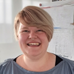Ein Portrait von Merith Hübner der Koordinierungsstelle für Integration und Teilhabe. Sie trägt eine hellblaue Bluse.