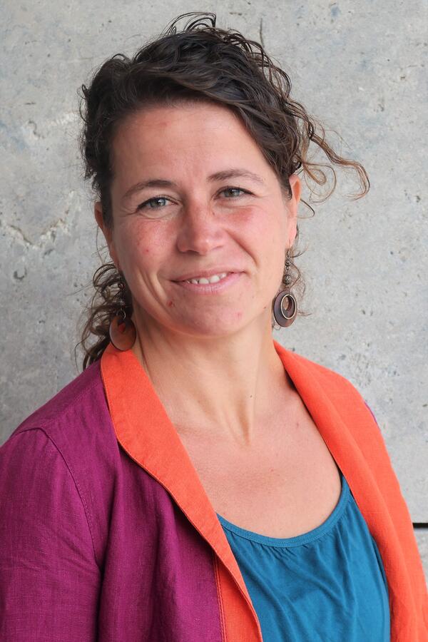 Ein Portrait der integrierten Sozialplanerin Gunda Züllich. Sie trägt aubergine-orangenes Sakko.