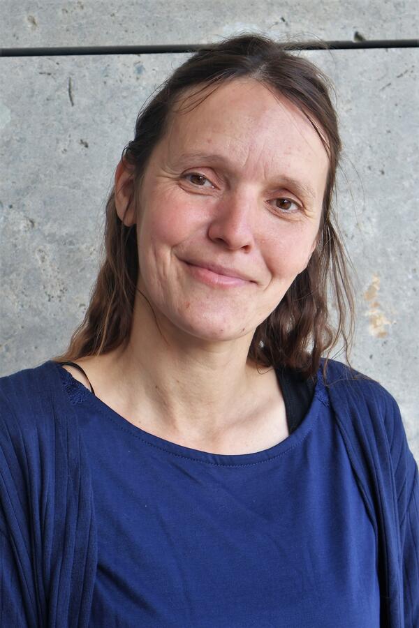 Ein Portrait von Janine Theil vom Büro für Chancengleichheit und Vielfalt. Sie trägt ein dunkelblaues Shirt.