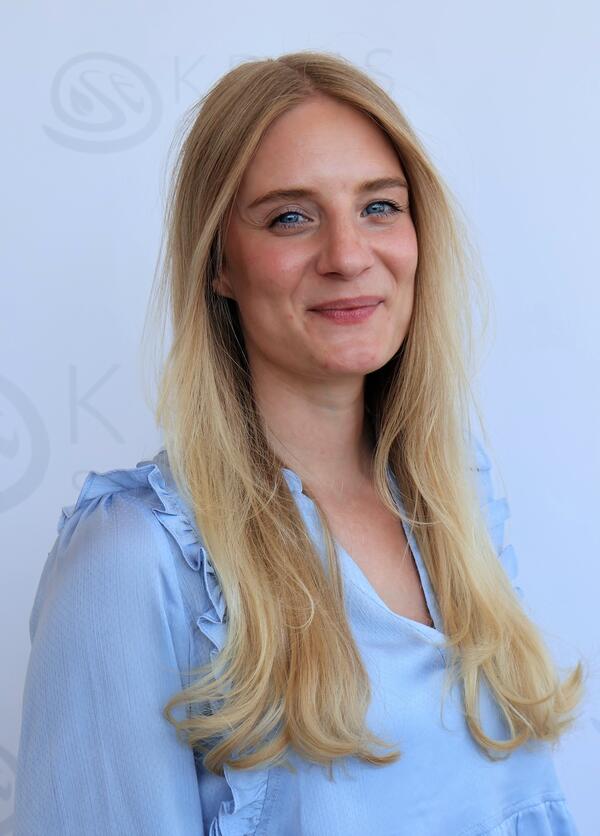 Ein Portrait von Johanna Heitmann der Koordinierungsstelle für Integration und Teilhabe. Sie trägt eine hellblaue Bluse.