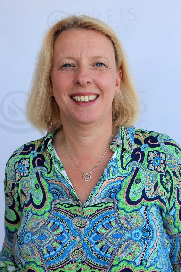 Ein Portrait von Sandra Fait-Böhme, der Fachdienstleiterin vom Büro für Chancengleichheit und Vielfalt. Sie trägt eine hellblau-grün gemusterte Bluse.