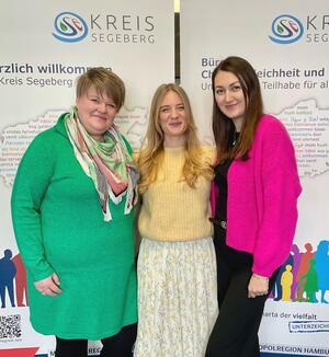 Ein Gruppenbild der Koordinierungsstelle fr Teilhabe und Vielfalt, bestehend aus drei Frauen.