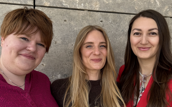 Ein Gruppenbild der Koordinierungsstelle für Teilhabe und Vielfalt, bestehend aus drei Frauen.