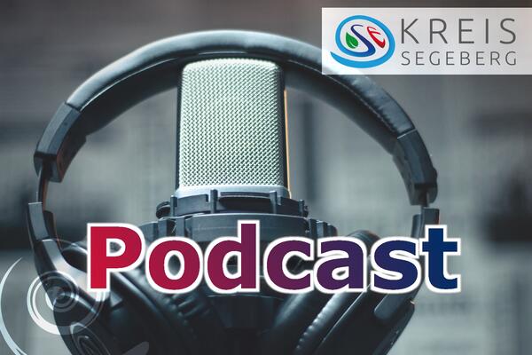 Zu sehen ist ein Mikrofon und schwarze Kopfhrer. Als Aufschrift steht "Podcast".