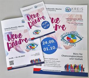 Drei Prospekte des Kreises Segeberg in unterschiedlicher Gre. Das Thema sind die neuen Rume fr die interkulturelle Woche vom 24.09.-01.10..