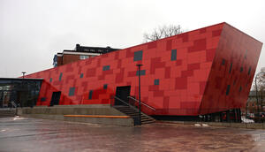 Nach rund zweieinhalb Jahren Bauzeit ist die neue Mehrzweckhalle auf dem Gelände des Berufsbildungszentrums (BBZ) in Bad Segeberg fertiggestellt. Es handelt sich um einen langgezogenen, roten Bau.