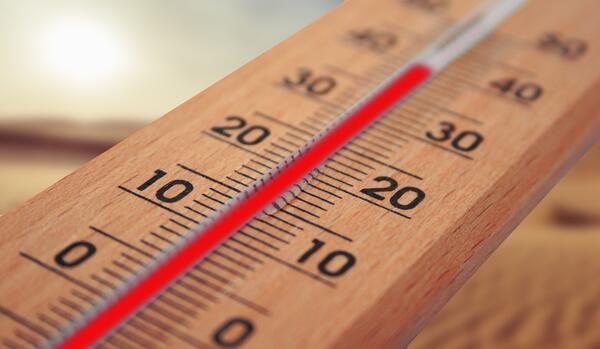 Ein Thermometer aus Holz. Die Temperaturanzeige zeigt 40 Grad Celsius.
