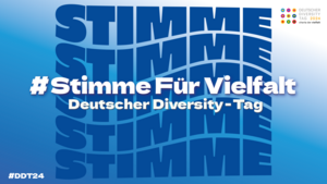 Eine blaue Kachel mit dem Schriftzug "Stimme für Vielfalt".