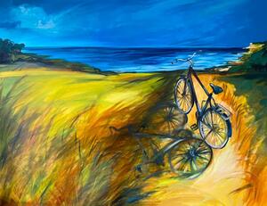 Zu sehen ist ein gemaltes Bild, das im Hintergrund blaues Wasser mit Himmel, eine Dünenlandschaft und im Vordergrund ein Fahrrad zeigt.