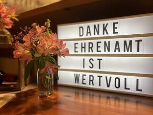 Ein Schild mit dem Dank an das Ehrenamt.