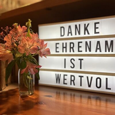 Ein Schild mit dem Dank an das Ehrenamt.