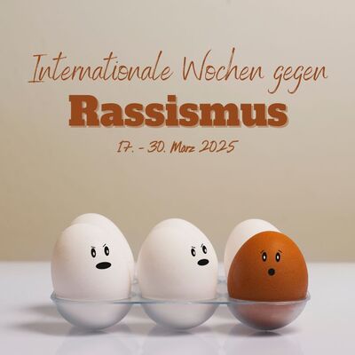 Weiße Eier und ein braunes Ei  stehen in einer Schale. Die Eier haben Gesichter und sehen auf das braune Ei.