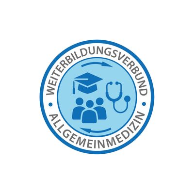 Ein kreisrundes Logo mit hellblauer Farbe. Mittig sind ein Stethoskop, ein Hut und eine Gruppe von Menschen grafisch angedeutet.