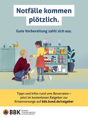Ein Vater und eine Tochter stehen vor einem Lebensmittelregal und sortieren Einkäufe ein.