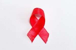 Eine rote Schleife auf wei&szlig;em Grund.