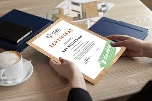 Zu sehen ist ein DINA-4-Blatt, auf dem das Wort "Zertifikat" zu lesen ist. Es handelt sich dabei um den Ofenf&uuml;hrerschein.