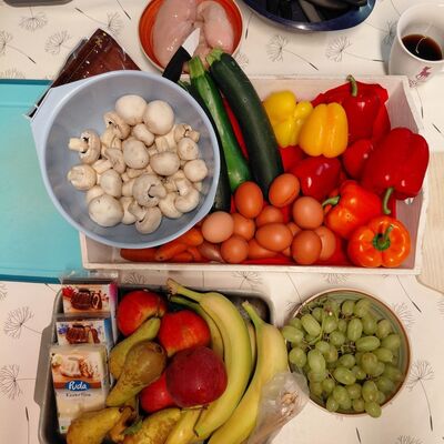 Auf einem Tisch liegen s&auml;mtliche Zutaten in Sch&uuml;sseln.