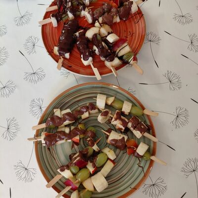 Zwei Teller mit Obstspie&szlig;en stehen auf einem Tisch.