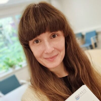 Eine Frau h&auml;lt das Programmheft der Woche der seelischen Gesundheit in den H&auml;nden.