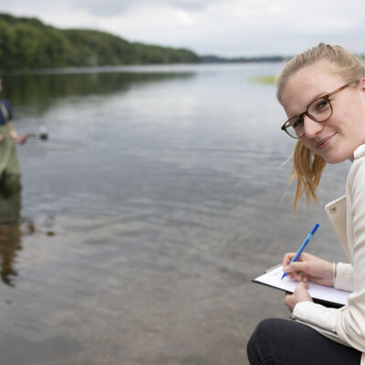 Zwei Mitarbeiter*innen des Kreises kontrollieren die Qualität des Badewassers am Großen Segeberger See.