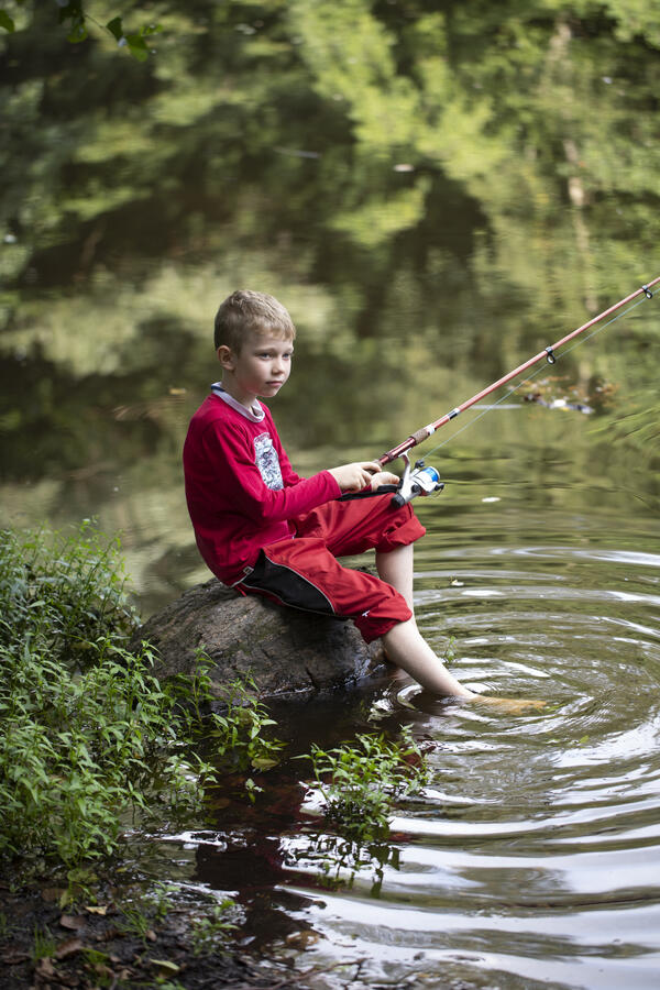 Junge angelt an einem See in der Nähe von Kattendorf und Winsen.