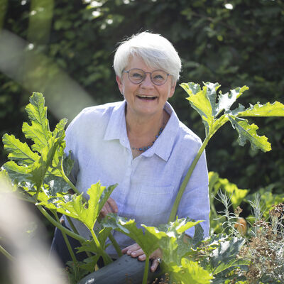 Frau in ihrem Garten im Kreis Segeberg.