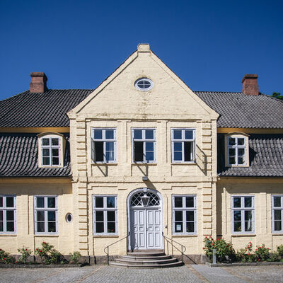 Das hellgelbe Haus Segeberg in der Hamburger Straße 25 in Bad Segeberg. Der Landrat und der Kreispräsident haben hier ihre Büros.