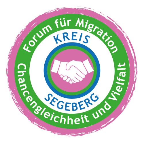 Kreisförmiges Logo des Forums für Migration, Chancengleichheit und Vielfalt in blau, weiß, grün und rosa. In der Mitte des Kreises sieht man zwei sich schüttelnde Hände.